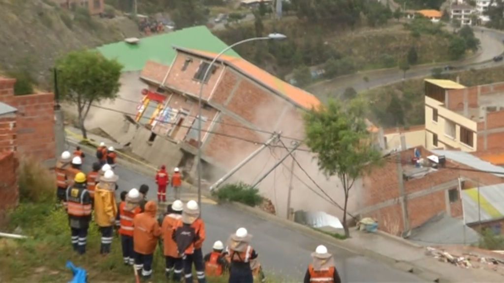 Sobrecogedor derrumbe de unas casas en Bolivia: sus habitantes huyeron in extremis
