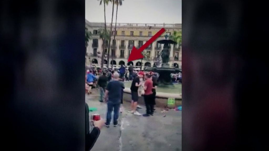 Los 'hooligans' del Liverpool la lían en Barcelona: tiran a dos turistas a una fuente, cortan el tráfico y se cuelan en los bares
