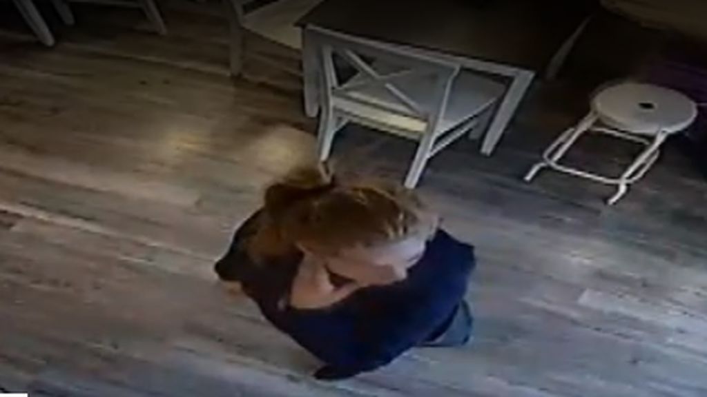 Pillada 'in situ': Una mujer roba de un bolso el dinero para pagar el alquiler de un bar