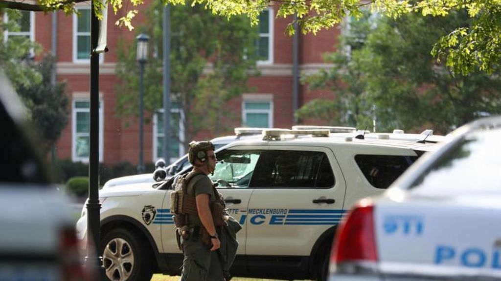 Lágrimas tras el atentado en el campus de la Universidad de Carolina del Norte en Charlotte que  ha dejado dos fallecidos