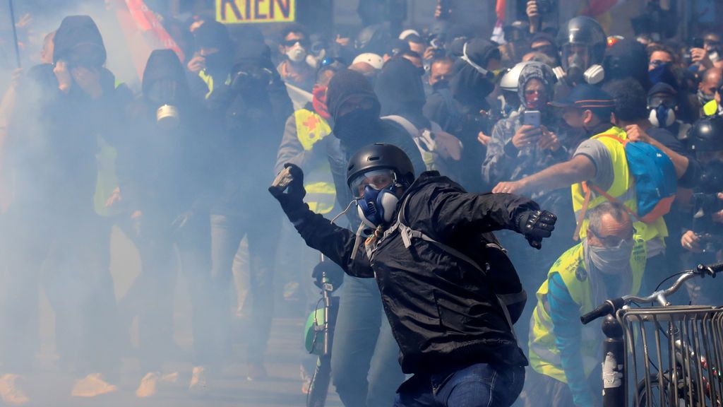 Tensión en las calles de París en el Primero de Mayo: cargas policiales y más de un centenar de detenidos