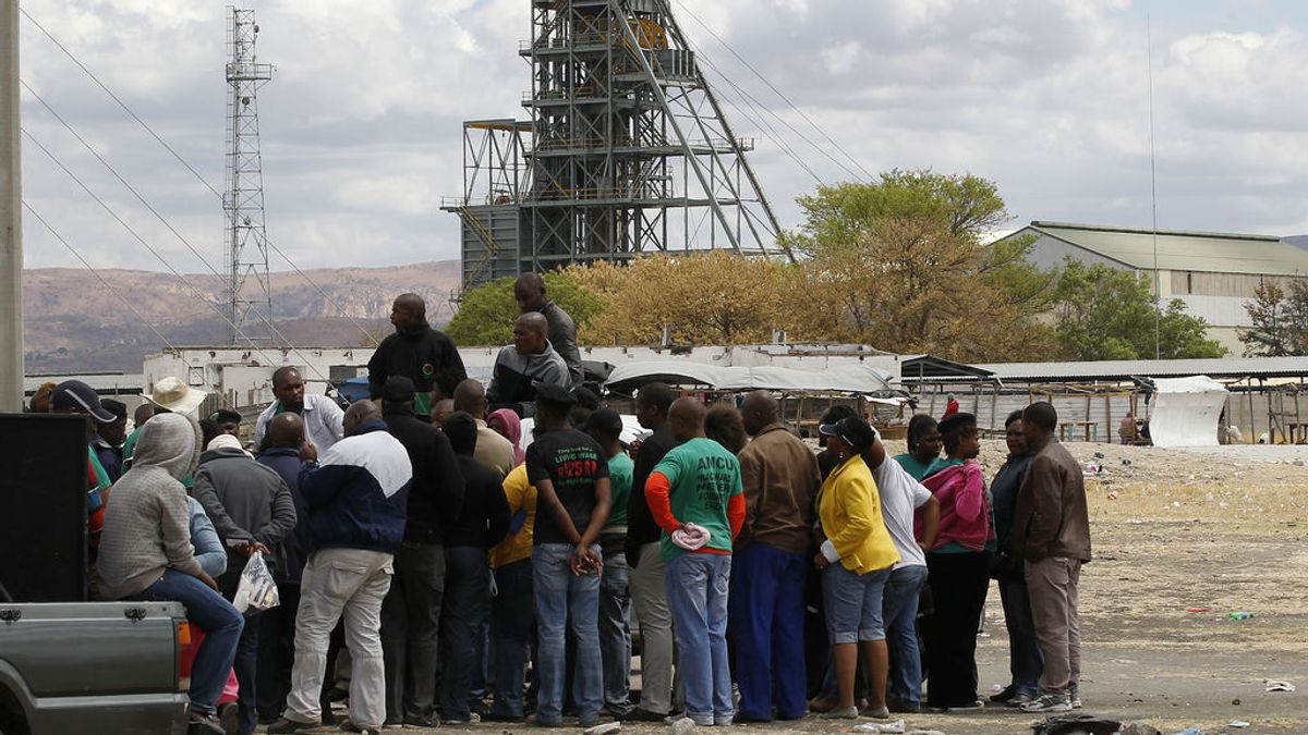El Gobierno sudafricano confirma el rescate de 1.800 mineros atrapados en un pozo de platino