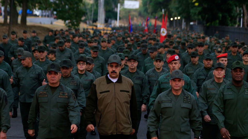 Maduro exhibe su fuerza junto a 4.500 militares
