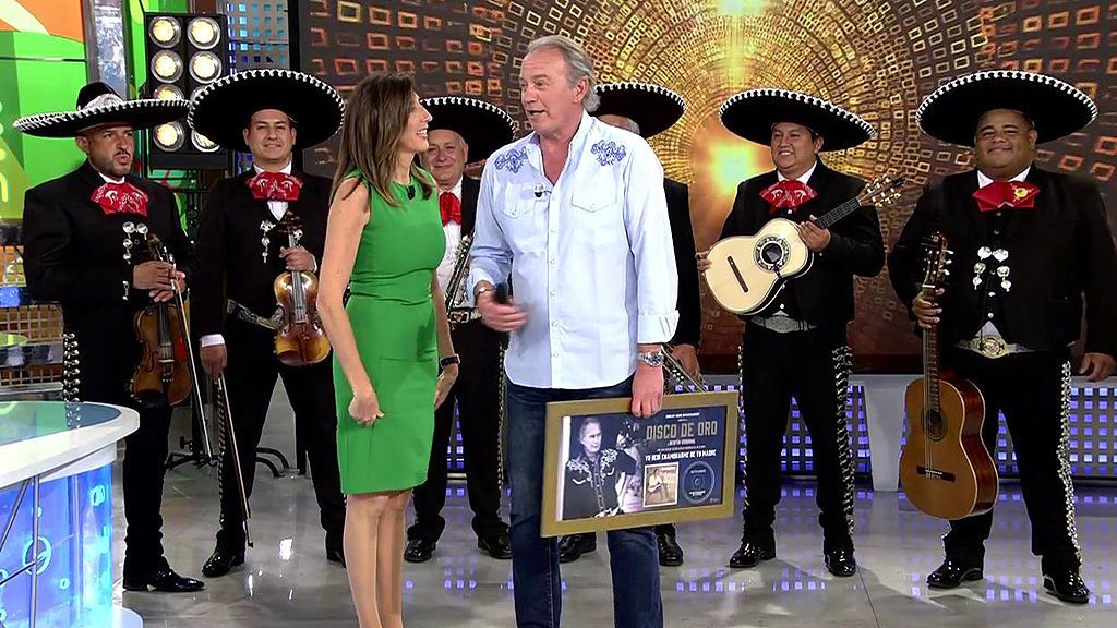 Bertín Osborne celebra su disco de oro cantándonos en ‘Sálvame’