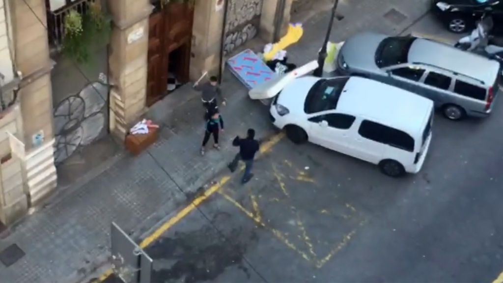 Un grupo de menas okupa con extrema violencia un piso en Barcelona