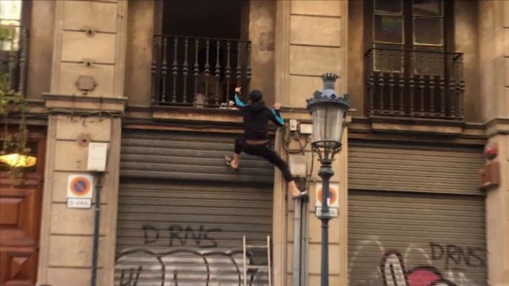 'Los niños de la calle': un grupo de menas okupa con violencia un piso de Barcelona