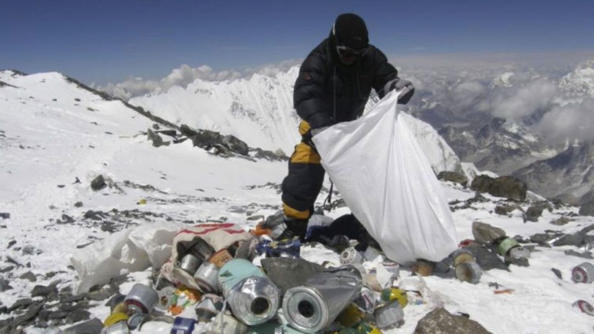 Un grupo de alpinistas retira más de tres toneladas de basura del Everest en su primera jornada de limpieza