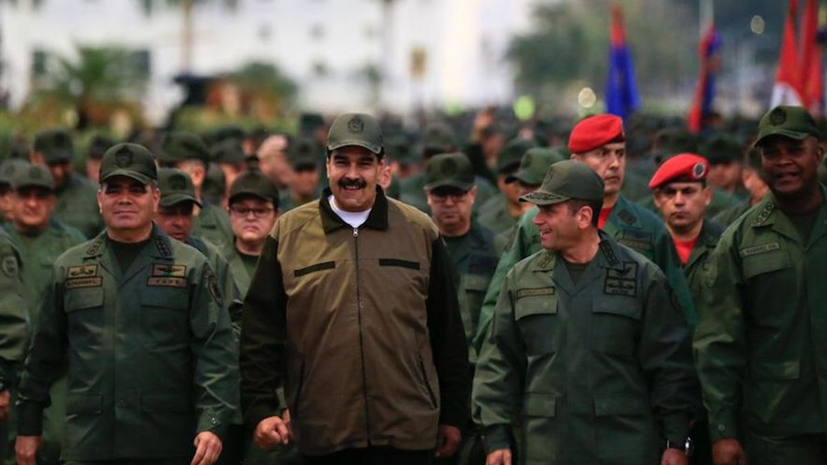Maduro reitera el apoyo del Ejército a la Constitución frente a "un puñado de traidores"