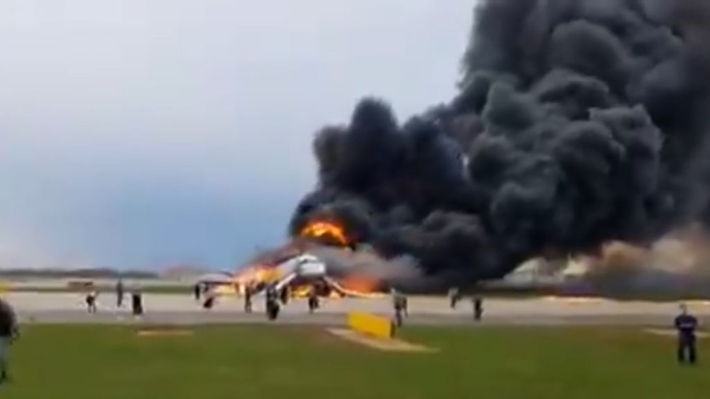 13 muertos en un incendio declarado en pleno vuelo en un avión ruso que ha aterrizado en Moscú
