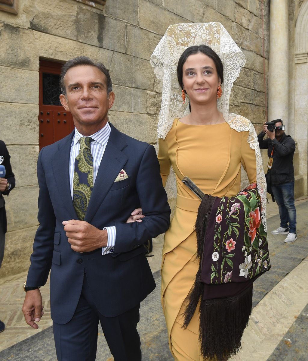 En cuanto al vestido, un diseño mostaza de manga larga con un falso escote en V