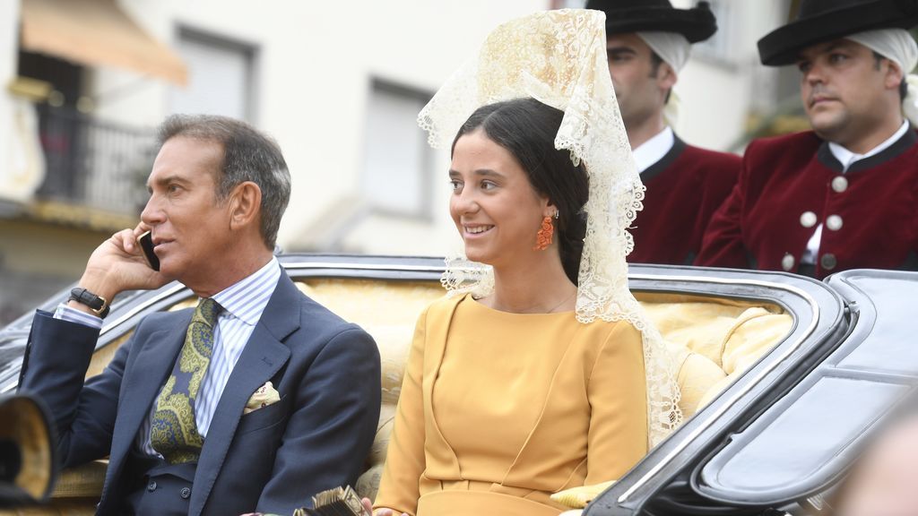 Tal y como dice la tradición, la hermana de Froilán ha lucido mantilla color crema, peineta y recogido