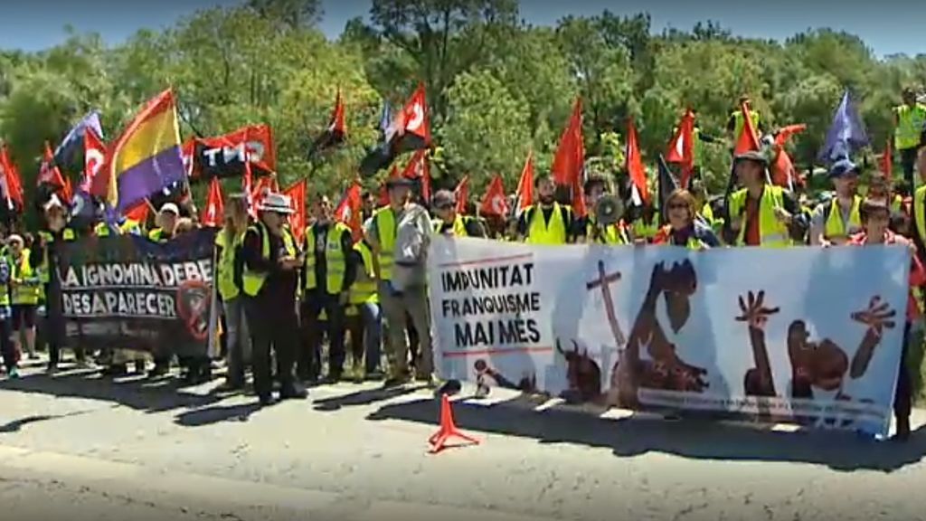 Cientos de personas piden la exhumación de Franco en el Valle de los Caídos