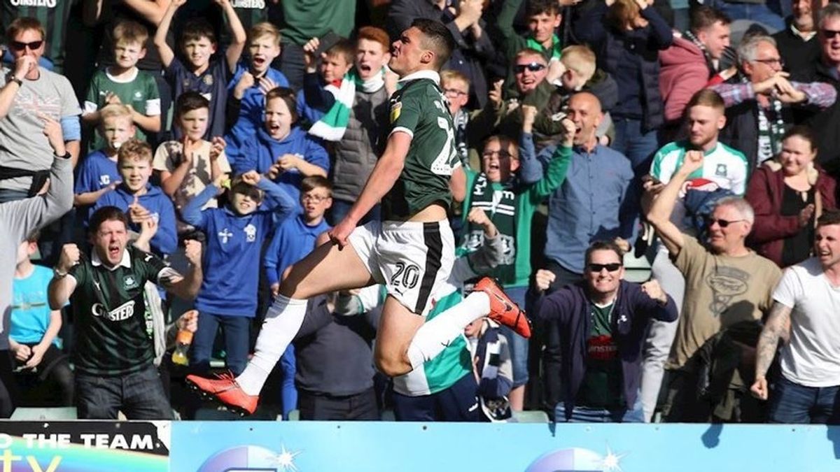 El karma ataca en Inglaterra: Anota un gol antideportivo con el portero lesionado y acaba descendiendo de categoría El karma ataca en Inglaterra: Anota un gol antideportivo con el portero lesionado y acaba descendiendo de categoría