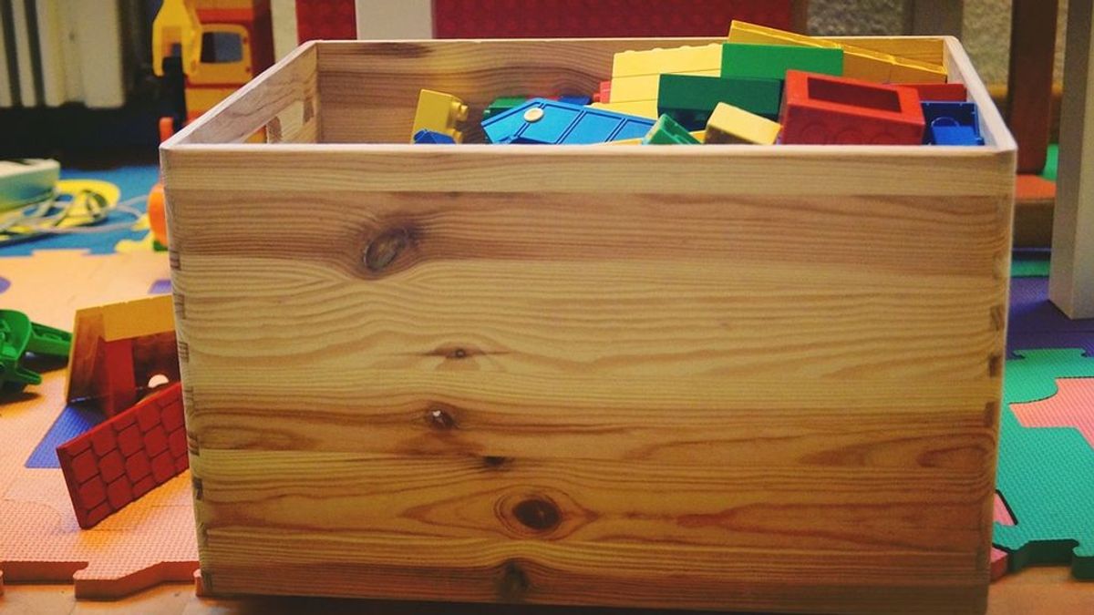 Condenan a una madre por matar de hambre a su hijo  de tres años y guardar su cadáver en una caja de juguetes