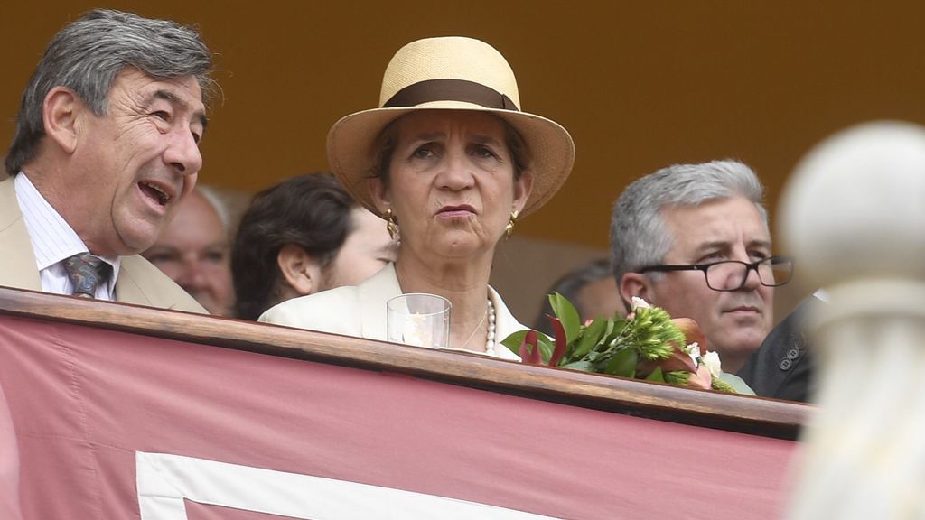 Muy pendiente de su hija ha estado la infanta Elena de Borbón, presente en la grada