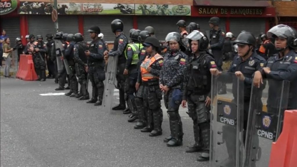 Las protestas ante los cuarteles de Venezuela convocadas por Guaidó obtienen una respuesta mínima