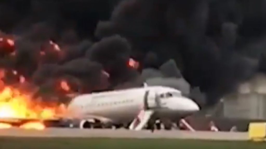 Un avión acaba envuelto en llamas en Moscú: el impacto de un rayo puede ser la causa del suceso