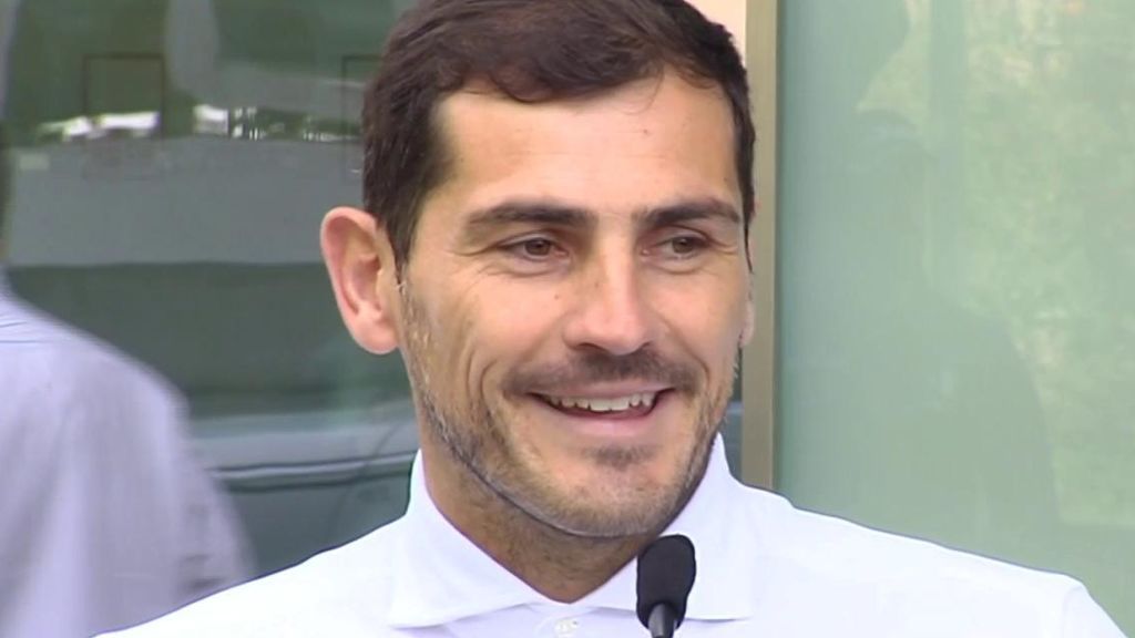 Casillas sale del hospital emocionado: "No sé lo que será el futuro"