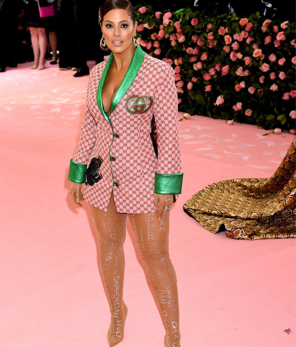 Ashley Graham con mini vestido-blazer de Gucci y firmada por Dapper Dan