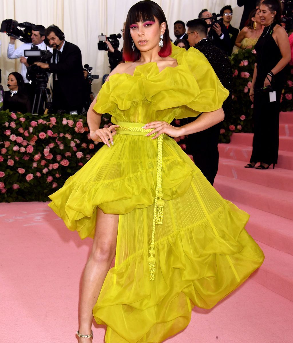 Charli XCX envuelta en seda amarilla por Jaul Paul Gaultier
