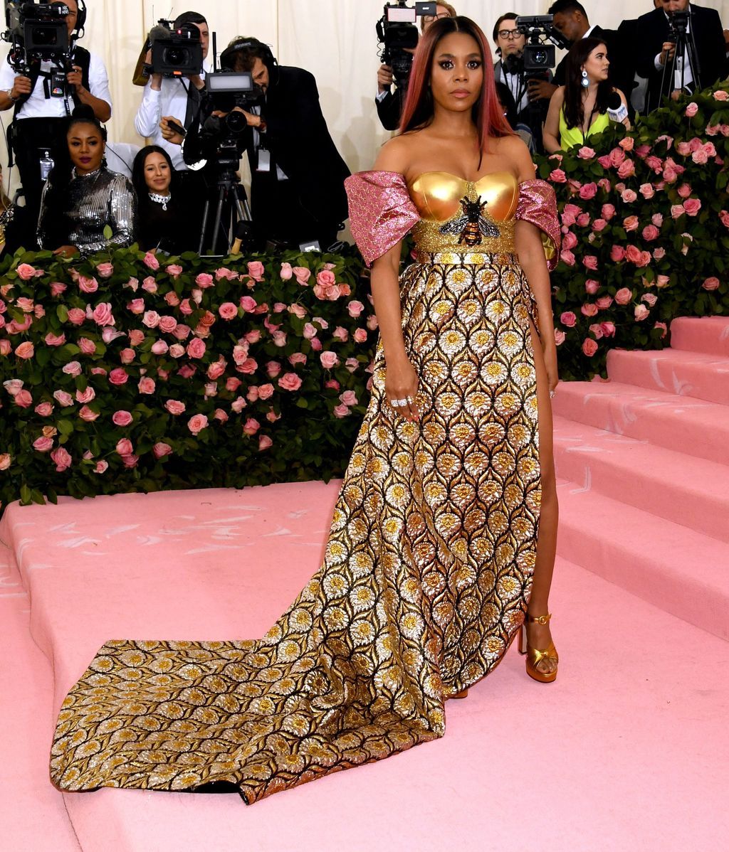 Regina Hall dorada y brillante, vestida de Dapper Dan para Gucci