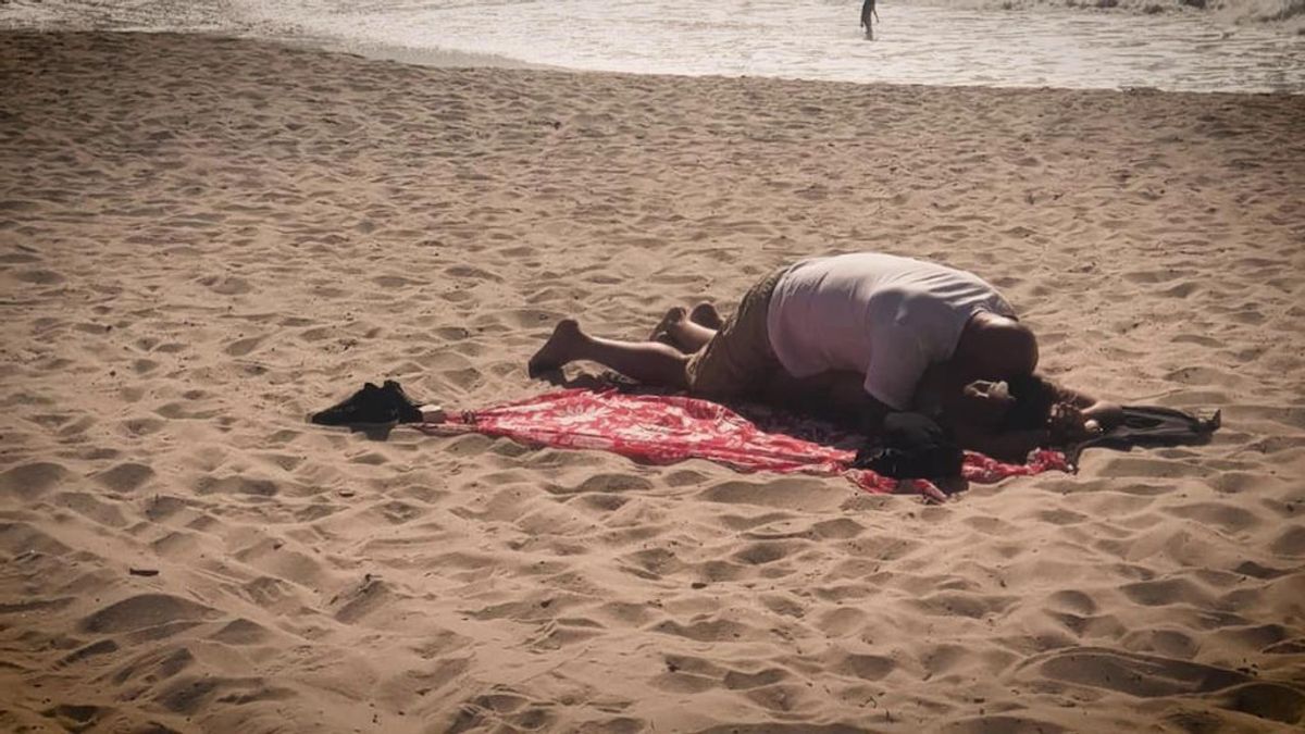 Kiko Matamoros, pillado en la playa con su novia | Sálvame