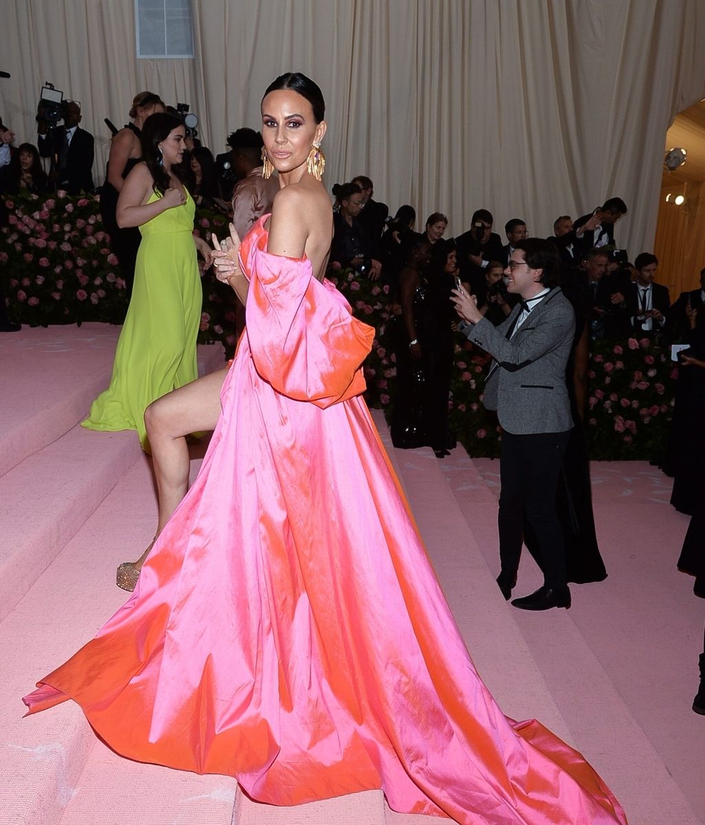 La presentadora Keltie Knight vestida de Cappellazzo Couture