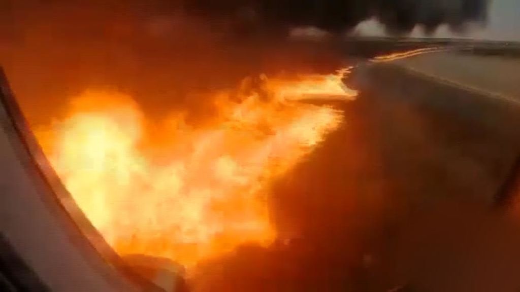 Terror en el interior de un avión envuelto en llamas en Moscú