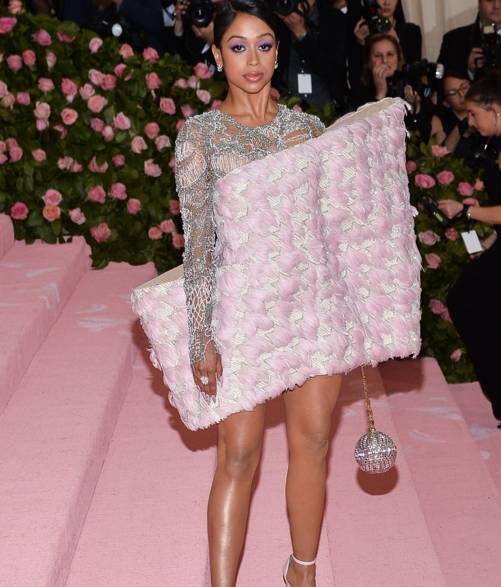 Liza Koshy con vestido geométrico firmado por Balmain