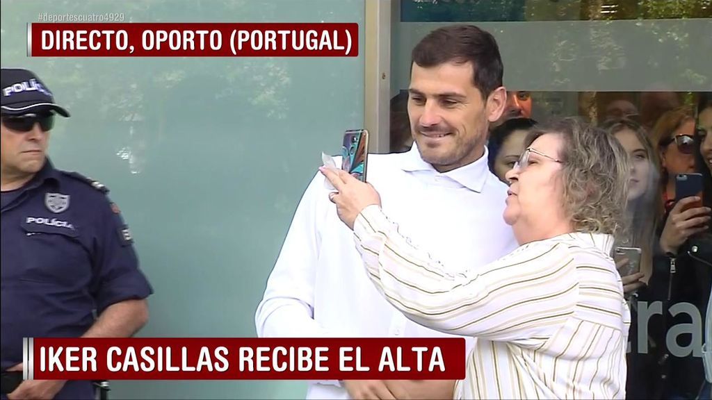 Una señora se salta el cordón se seguridad para pedirle un selfie a Casillas tras salir del hospital