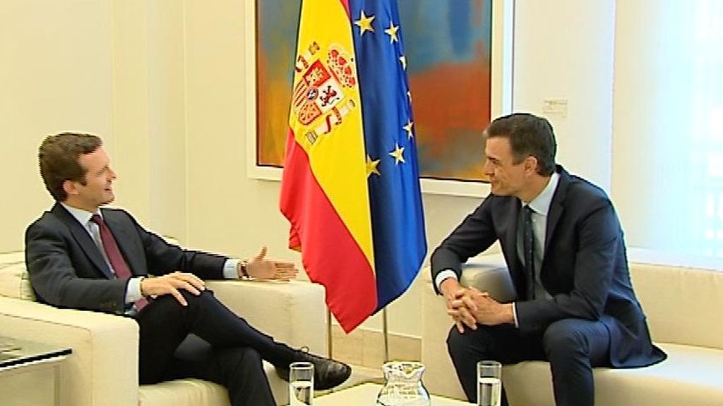 Casado se reúne con Sánchez y anuncia que recurrirá que Puigdemont se presente a las europeas