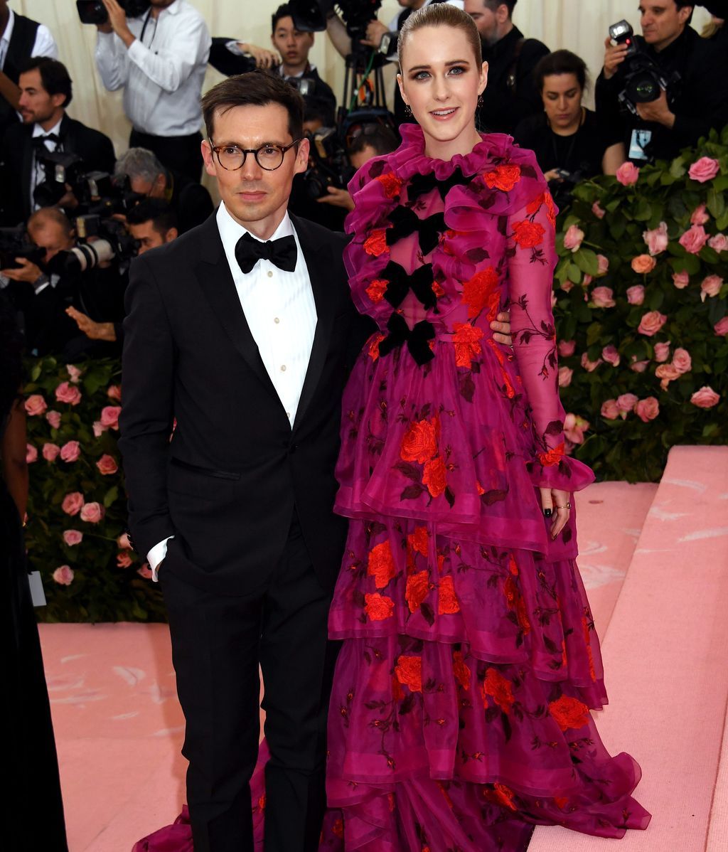Rachel Brosnahan, poco arriesgada, vestida de Erdem