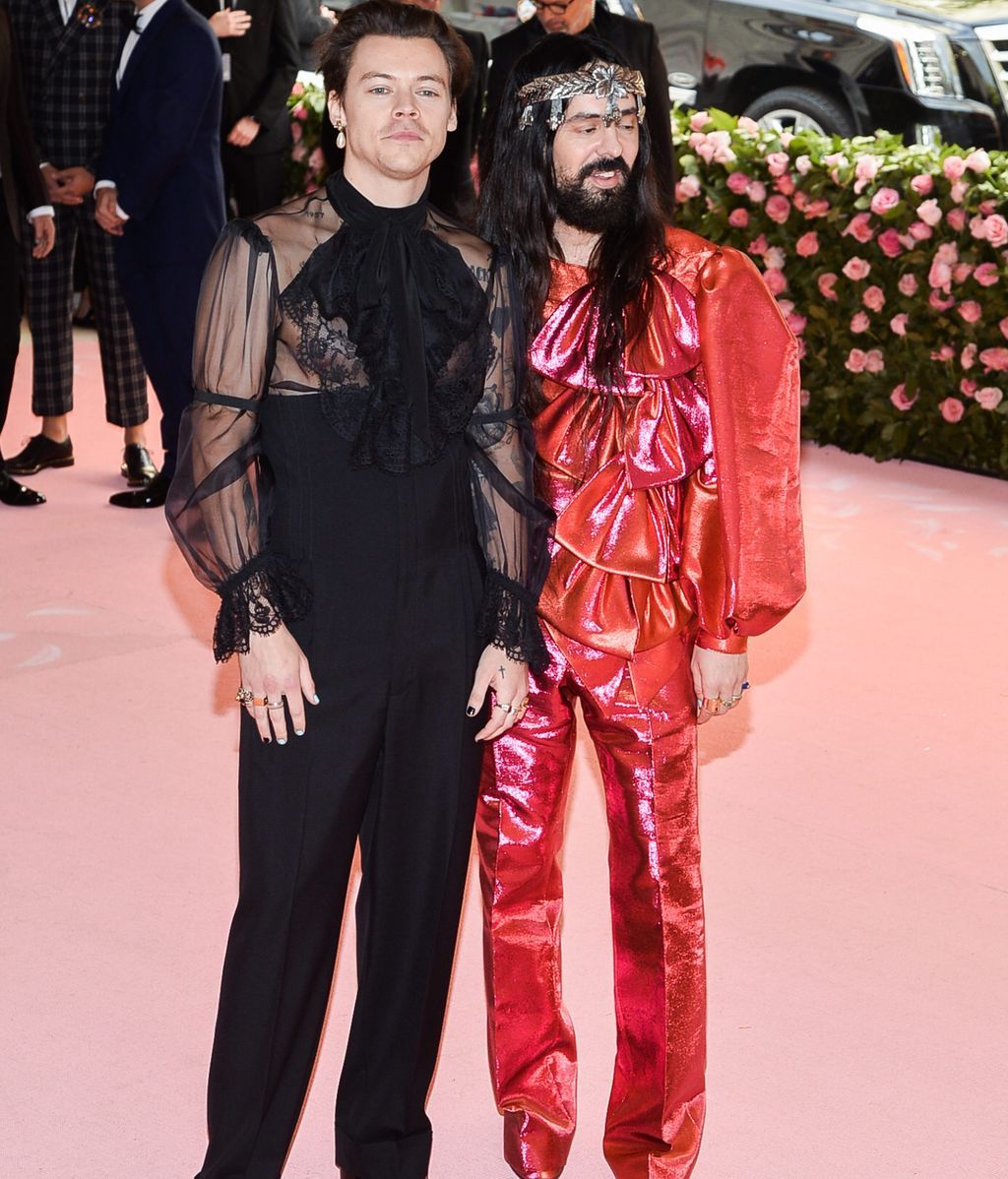 Harry Styles junto al director creativo de Gucci, Alessandro Michele