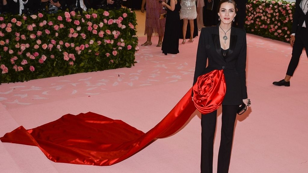 Bee Carrozzini, hija de Anna Wintour, de sobrio negro con flor y cola en rojo