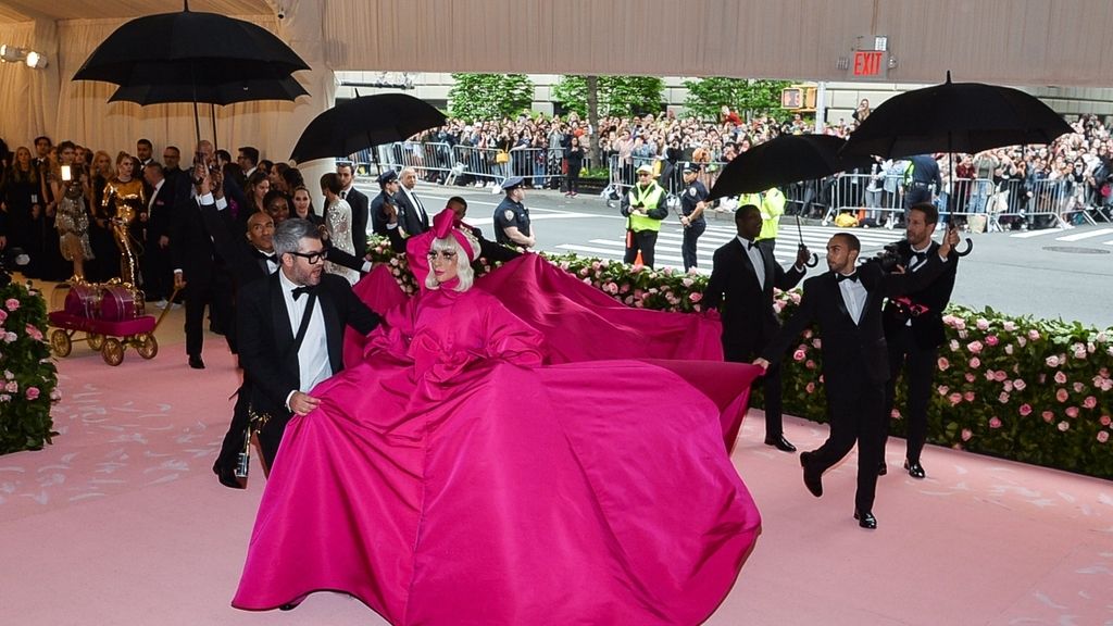 Lady Gaga llegó con un gran vestido rosa diseñado por Brandon Maxwell