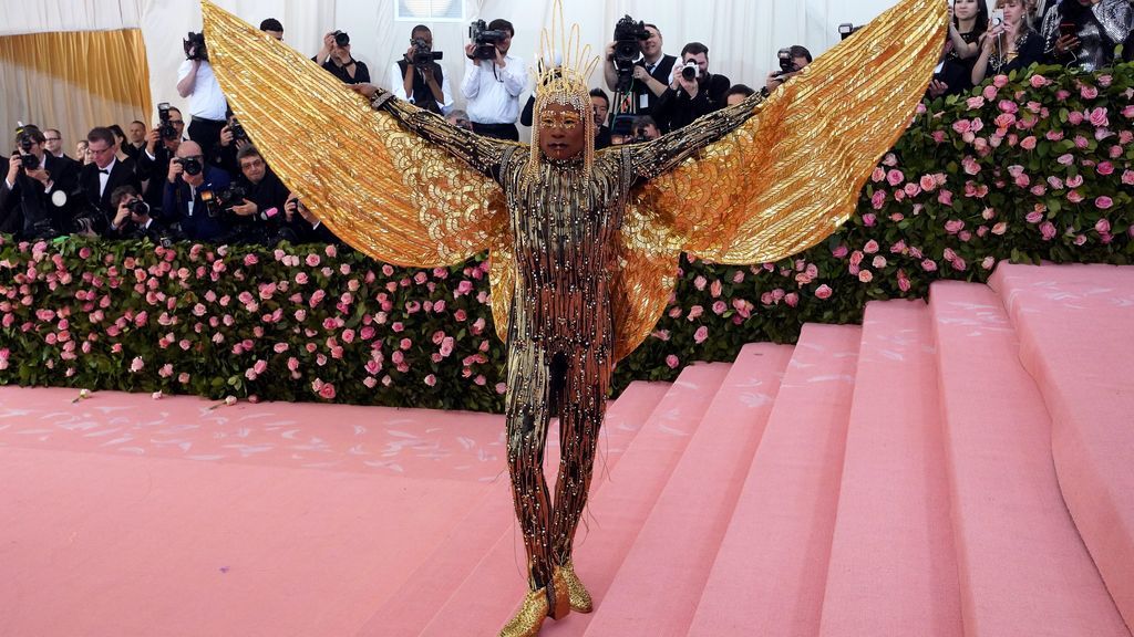 Billy Porter cual Dios Egipcio con sus alas doradas
