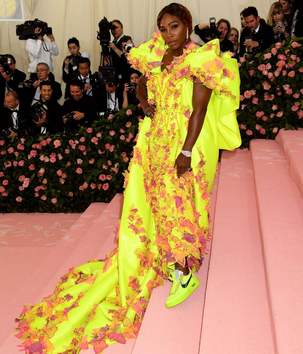 Serena Williams, de amarillo Versace y con deportivas Nike a juego