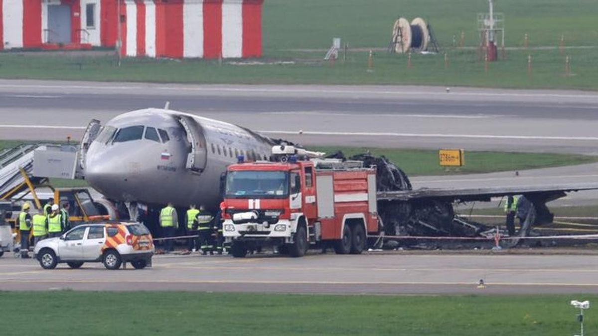 "Pateé la puerta con la pierna y empujé a los pasajeros", la heroica actuación de una azafata del avión incendiado en Moscú