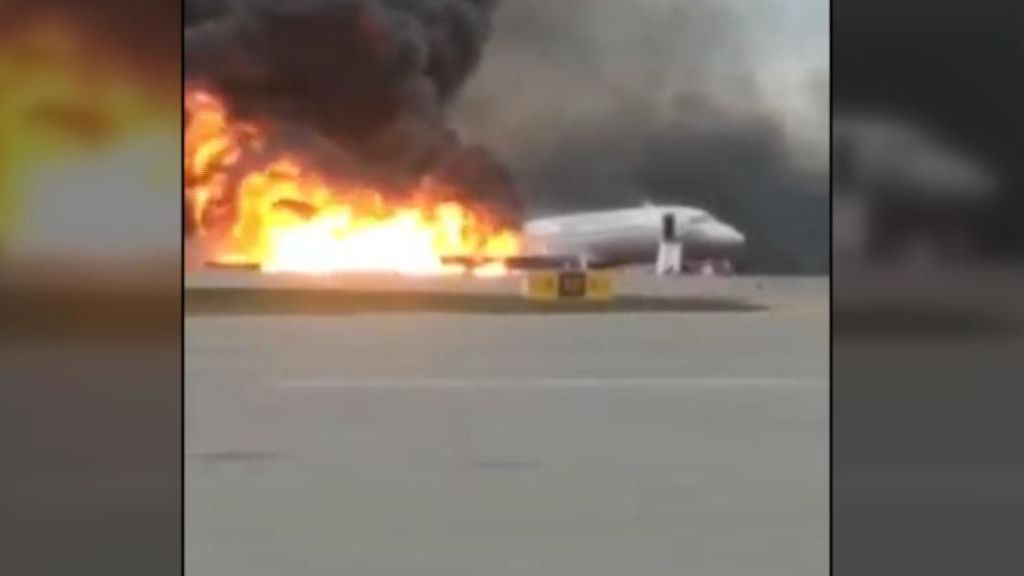 Un avión se convierte en una bola de fuego a lo largo de la pista en Moscú