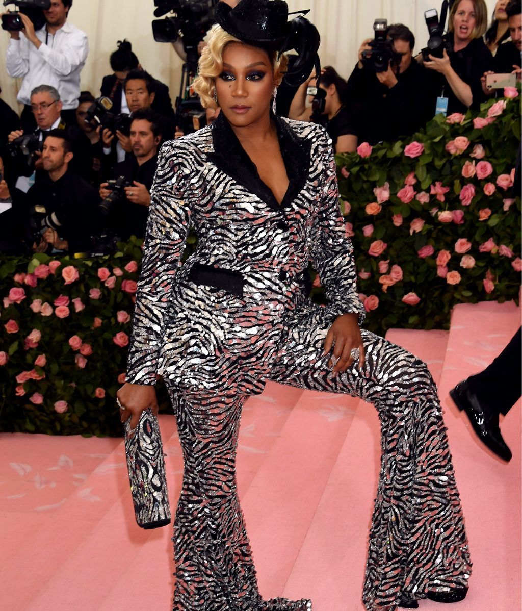 Tiffany Haddish con traje pantalón de cebra en lentejuelas de Michael Kors