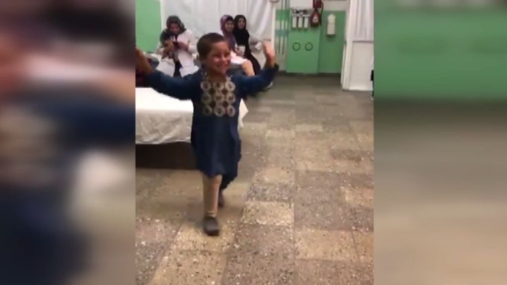 Un niño baila emocionado tras recibir una prótesis de pierna en Afganistán