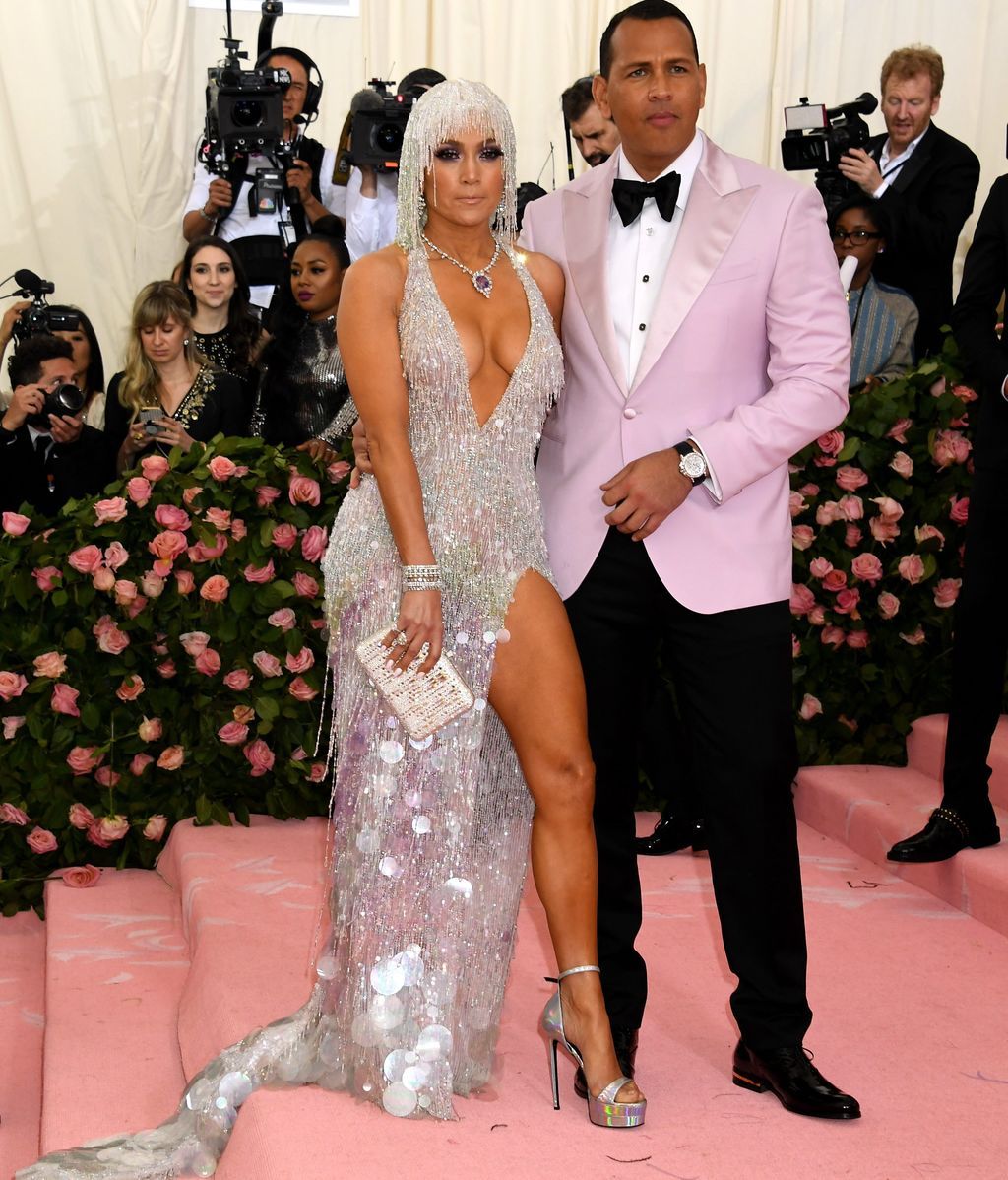 Jennifer Lopez, con vestido de cuentas plateado, junto a su prometido Alex Rodriguez