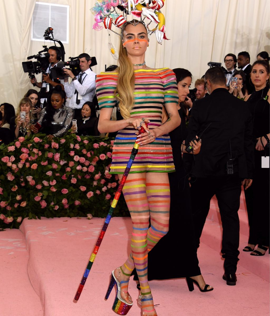Cara Delevingne con mini vestido arcoíris a juego con sus medias