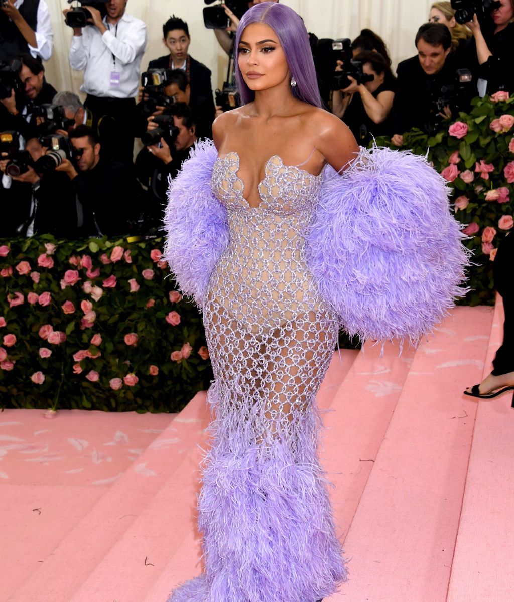 Kylie Jenner con un vestido lavanda firmado por Versace a juego con su melena