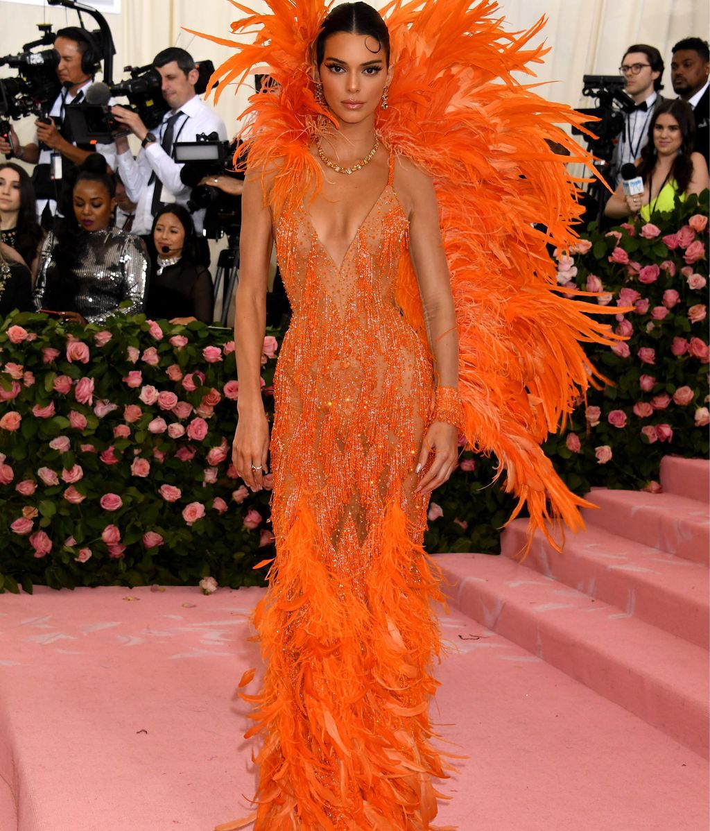 Kendall Jenner de plumas y transparencias firmadas por Versace