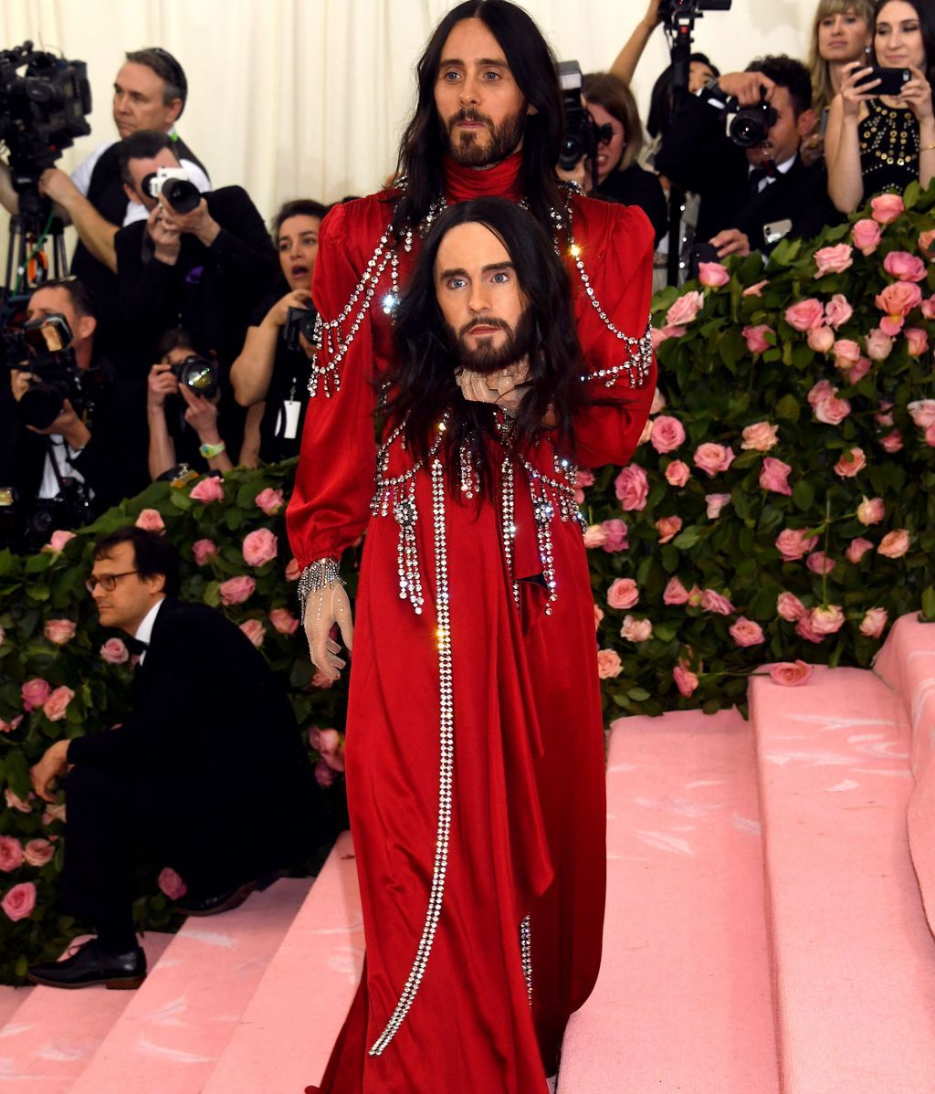 Jared Leto muy camp, de Gucci y con una réplica de su cabeza en la mano