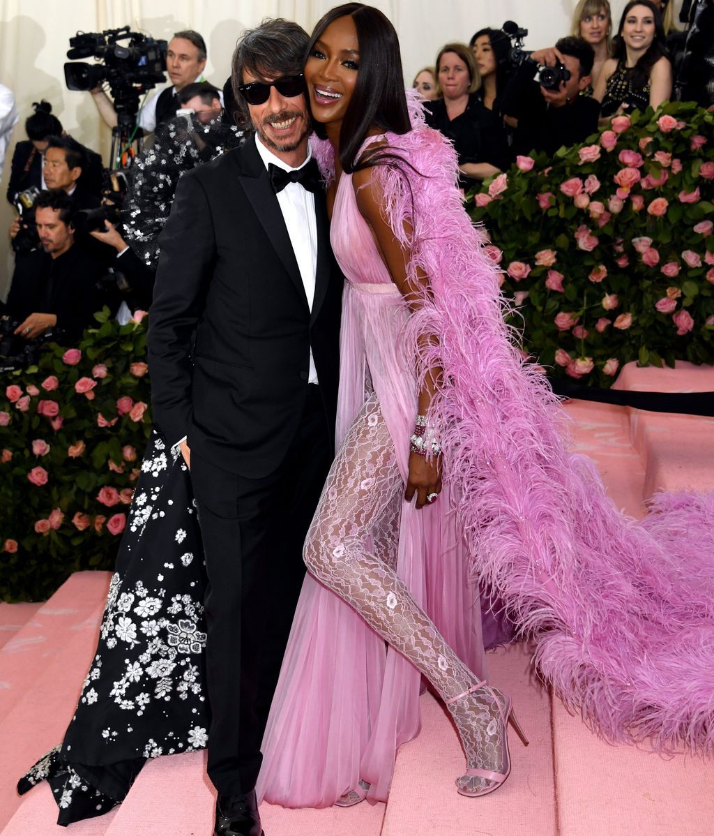 El director creativo de Valentino, Pier Paolo Piccioli, con Naomi Campbell