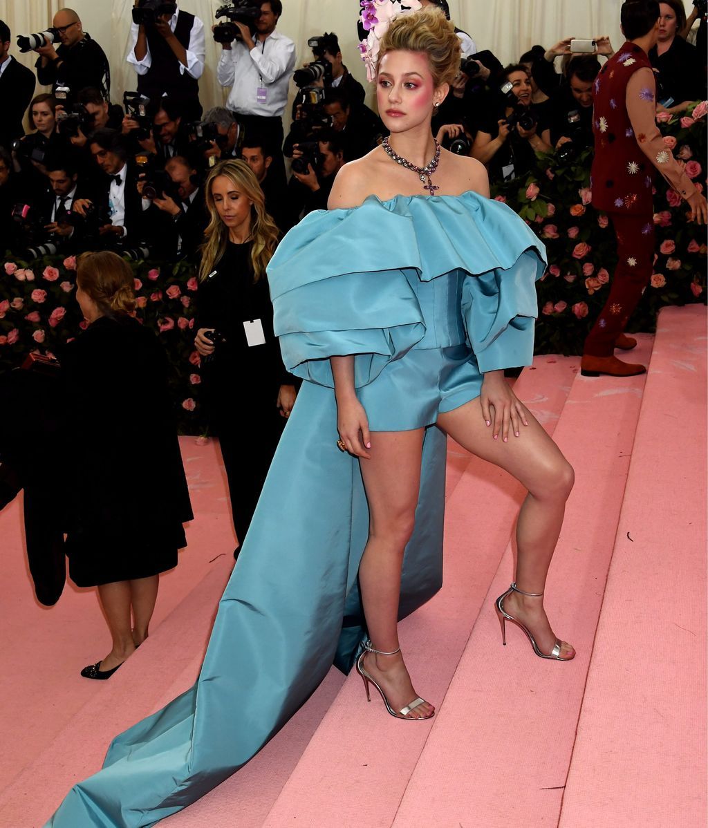 Lili Reinhart con short, corsé y capa en monocromía azul