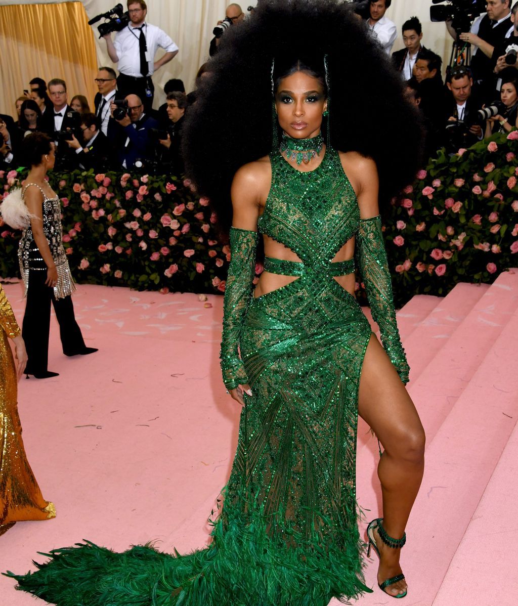 Ciara enfundada en un vestido verde con transparencias y plumas de Versace