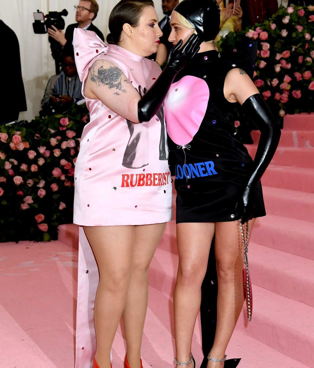 Las actrices Lena Dunham y Jemima Kirke con looks coordinados en vinilo de Christopher Kane